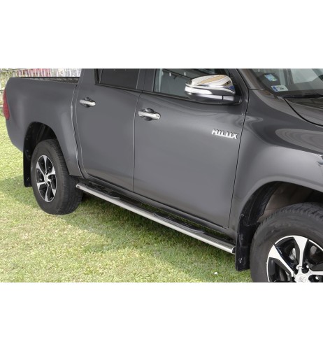 Pedane laterali ovali inox lucido Toyota Hilux doppia cabina dal 2016