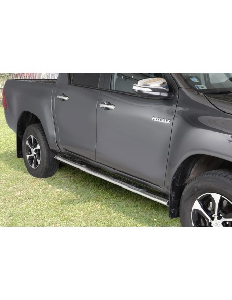 Pedane laterali ovali inox lucido Toyota Hilux doppia cabina dal 2016