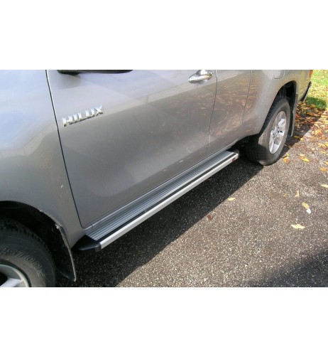 Pedane laterali STD squadrate alluminio Toyota Hilux Extracab dal 2016