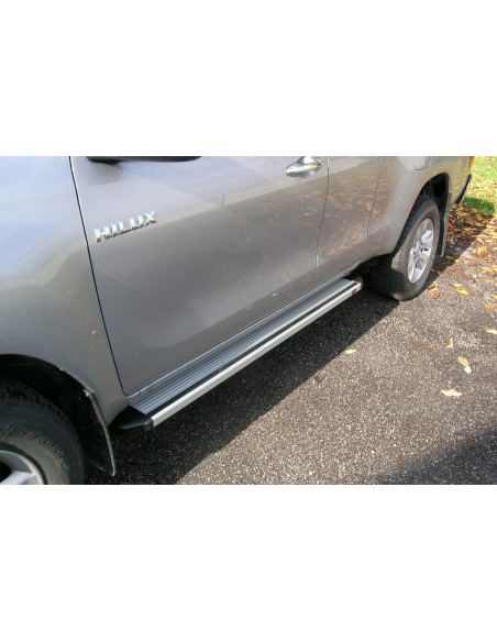 Pedane laterali STD squadrate alluminio Toyota Hilux Extracab dal 2016