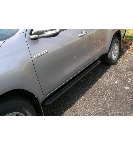 Pedane laterali S50 stondate alluminio NERO Toyota Hilux Extracab dal 2016