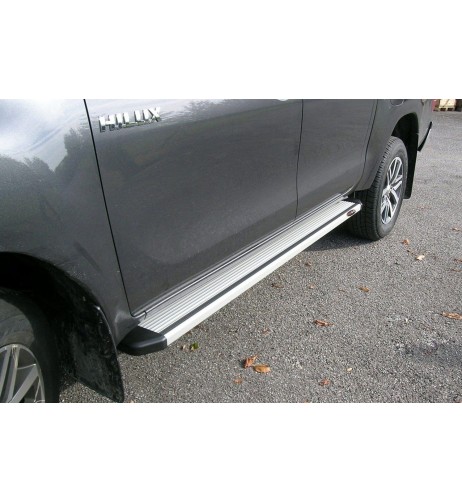 Pedane laterali STD squadrate alluminio Toyota Hilux doppia cabina dal 2016