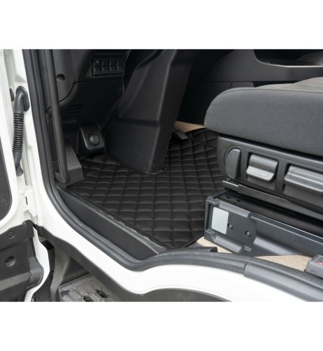 Coppia tappeti camion in similpelle imbottiti Nero Iveco S Way dal 2024